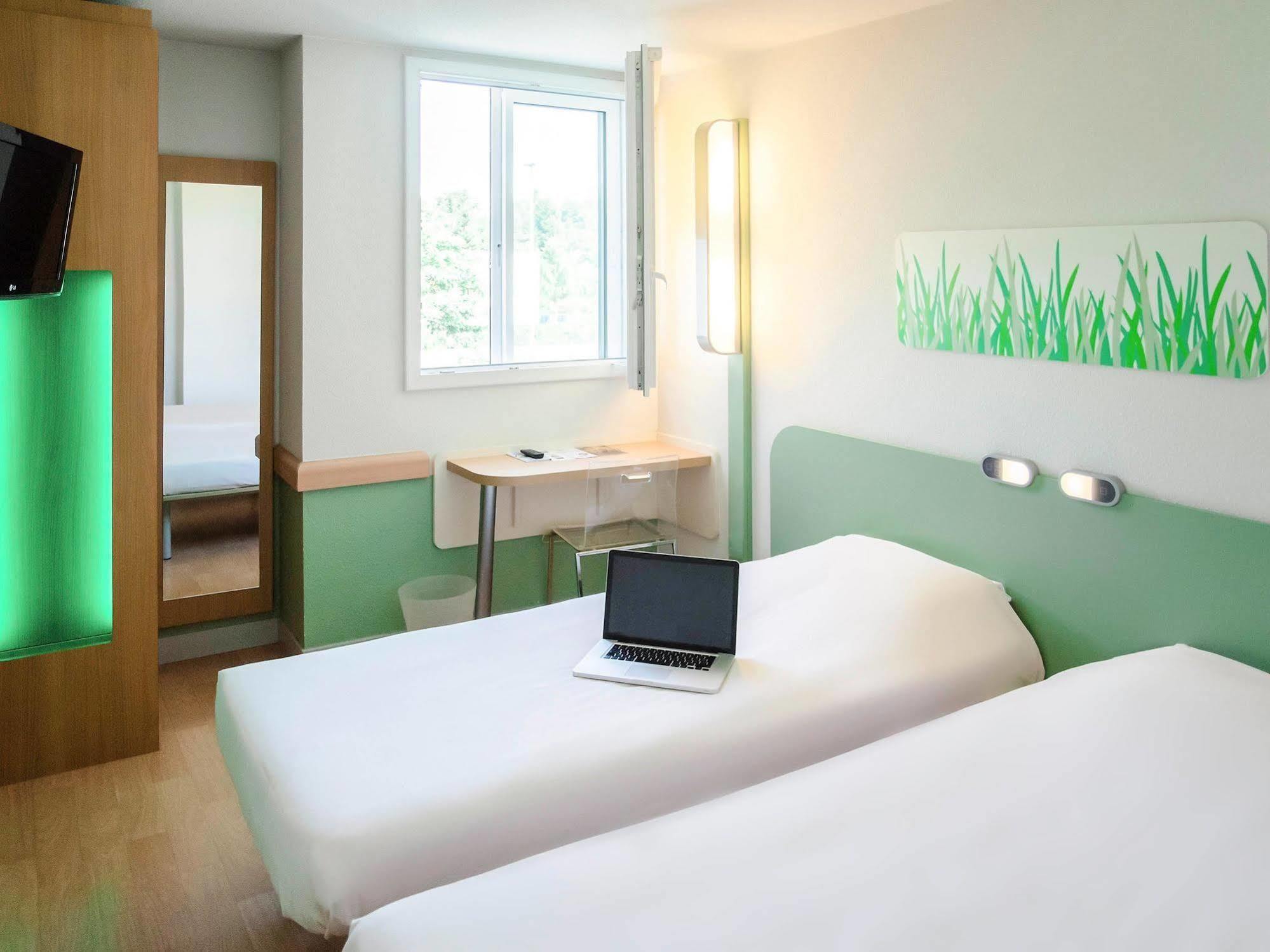 ไอบิส บัดเจ็ต ไอโรปอร์ เลอ บูร์เกต์ กาโรนอร์ Hotel เลอบล็องเมนิล ภายนอก รูปภาพ