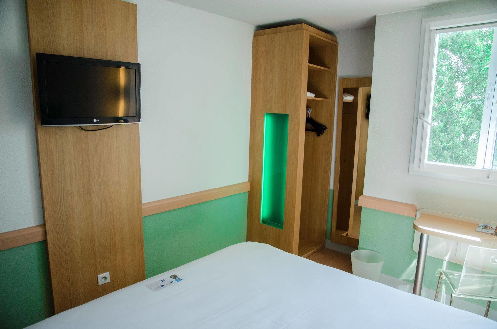 ไอบิส บัดเจ็ต ไอโรปอร์ เลอ บูร์เกต์ กาโรนอร์ Hotel เลอบล็องเมนิล ภายนอก รูปภาพ